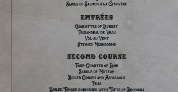 Un ancien menu imprimé en anglais détaillant les différents plats d'un repas de printemps de style victorien à l'abbaye de Kylemore.