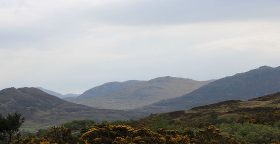 Vue en hauteur depuis le sentier de Diamond Hill sur les chaînes de montagnes rousses et sombres du Parc National du Connemara.