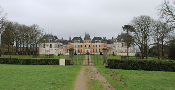 Vue panoramique du domaine de Clermont au Cellier : architecture du XVIIe siècle et jardins à la française en pays nantais.
