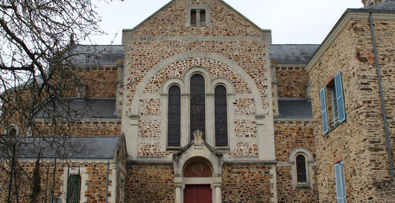 L'Église du Cellier, un monument incontournable de la Loire-Atlantique. Ce cliché met en avant les détails architecturaux et la robustesse des pierres de ce lieu chargé d'histoire, situé à quelques pas du Château de Clermont.