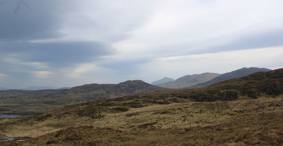 Paysage minéral et rocailleux sur les crêtes de Diamond Hill face aux montagnes sombres du Parc National du Connemara.