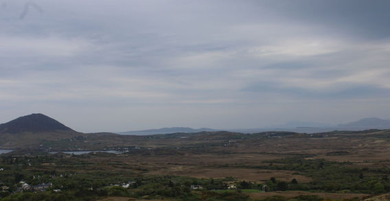 Vue panoramique depuis Diamond Hill sur une montagne conique et les vastes plaines sombres du Parc National du Connemara.