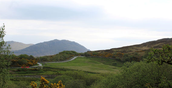 Sentier de randonnée de Diamond Hill serpentant à travers la vallée verdoyante du Parc National du Connemara en Irlande.