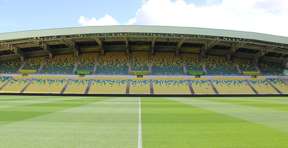 Vue depuis la pelouse face à la tribune Océane jaune et verte au stade de la Beaujoire à Nantes.
