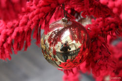 Photographie d'une boule de Noël au passage Pommeraye à Nantes, jeux de lumière et perspective histo