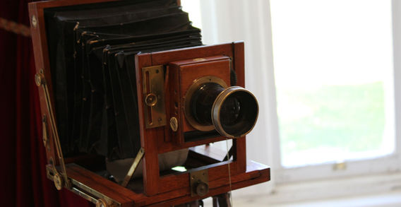 Un appareil photo ancien de type chambre photographique en bois avec un grand soufflet noir exposé à l'abbaye de Kylemore.