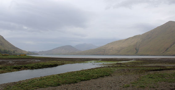 Vue depuis les berges du fjord de Killary s'étendant entre les collines et les montagnes sombres du Connemara.