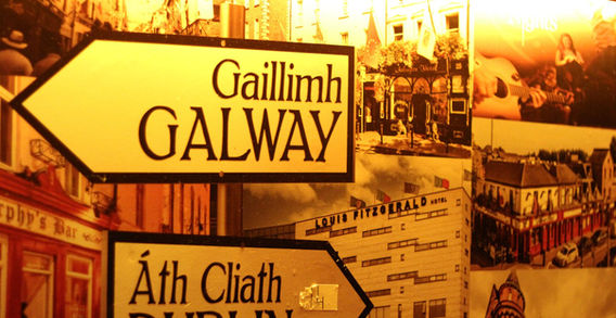 Montage mural décoratif avec des panneaux de signalisation pour Galway et Dublin en anglais et en gaélique.