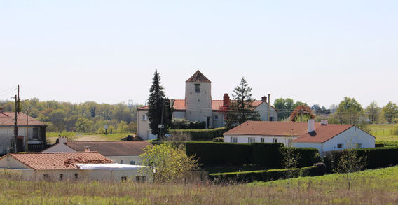 Ancien moulin en pierre restauré au cœur d'un hameau traditionnel à Vallet.