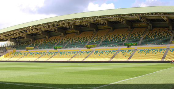 Vue en diagonale depuis le coin de corner vers la tribune Océane vide au stade de la Beaujoire à Nantes.