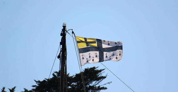 drapeau-breton-gwenn-ha-du-pornic-ciel-bleu-loire-atlantique
