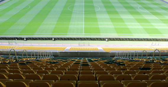 Vue en plongée spectaculaire depuis le haut de la tribune Océane vers la pelouse et la tribune Présidentielle du stade de la Beaujoire.