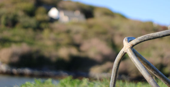 Gros plan sur une ancre de bateau ancienne et rouillée posée au premier plan à Bay Beach près de Clifden dans le Connemara en Irlande.