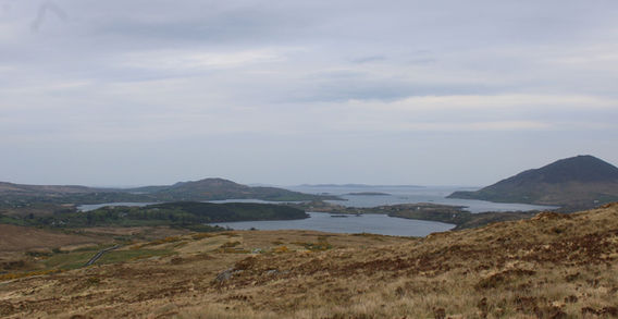 Vue en plongée depuis les hauteurs de Diamond Hill sur les lacs et les montagnes lointaines du Parc National du Connemara.