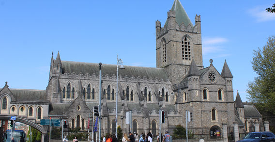 Photographie de Christ Church Cathedral à Dublin, architecture gothique et médiévale irlandaise, façade en pierre grise et tour carrée, monument historique emblématique, carnet de voyage Lawscape.