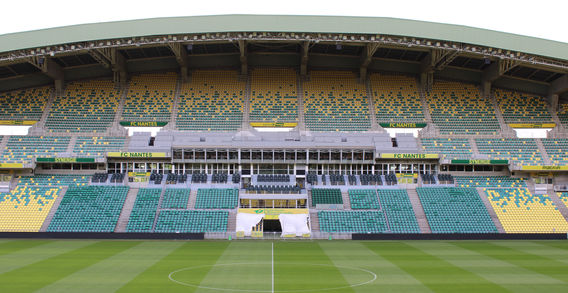 Vue centrale sur la tribune Présidentielle, les loges, la tribune presse et l'imposante tribune Jules Verne depuis la tribune Océane au stade de la Beaujoire.