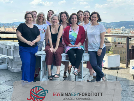 Csapatkép az Egy Sima Egy Fordított Egyesületről 9 szép fiatal nővel