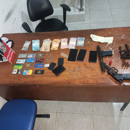 PolÃcia prende trio suspeito de assaltar casa e fazer famÃlia refém no Sertão