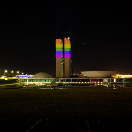 Congresso Nacional fica iluminado com cores da causa LGBTQIA+ pela primeira vez