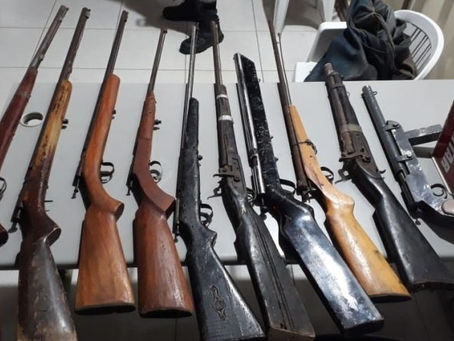 Após denúncia de aglomeração em bar na cidade do Congo polícia apreende dez armas de fogo