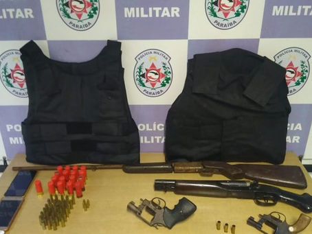 Carro é interceptado com várias armas, munições e coletes balísticos durante a madrugada