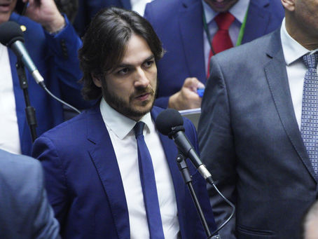 Deputado critica valor do novo auxílio e sugere corte nos penduricalhos para socorrer quem precisa 