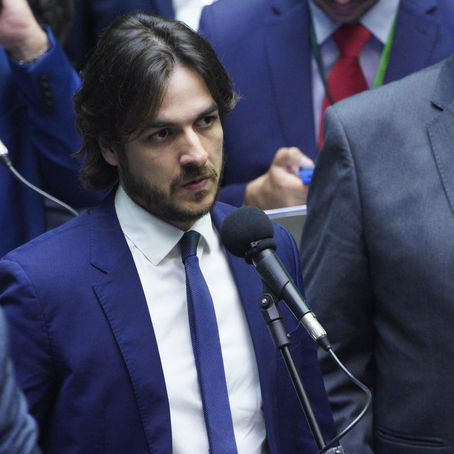 Deputado critica valor do novo auxÃlio e sugere corte nos penduricalhos para socorrer quem precisa