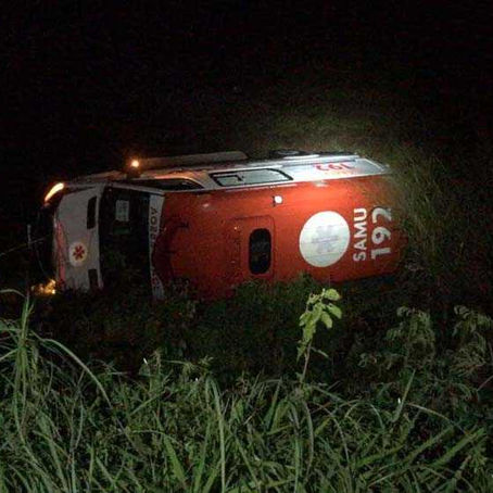 Ambulância do Samu capota e deixa dois mortos na Grande João Pessoa