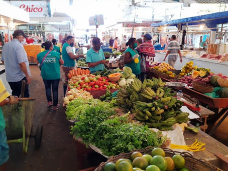 Equipes da Prefeitura intensificaram ações de combate à Covid-19 nos mercados públicos neste sábado