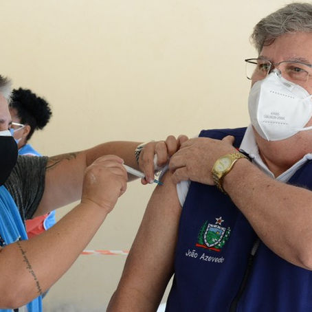 João Azevêdo recebe primeira dose da vacina contra a Covid-19