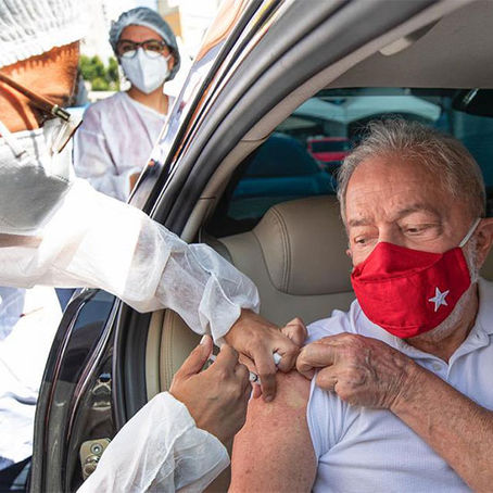 Ex-presidente Lula é vacinado contra a Covid-19