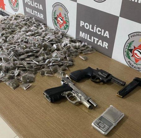 Procurado da justiça que responde por roubo e homicídio é preso com arma e drogas na Capital 