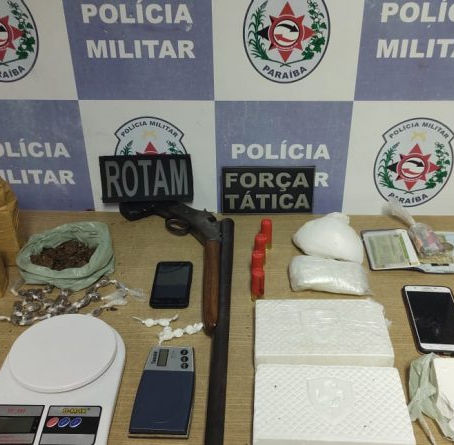 Polícia Militar prende foragido da justiça com drogas e arma durante ação em comunidade de Cabedelo