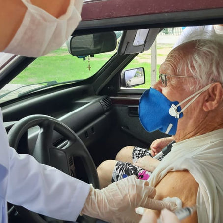 Secretaria de Saúde de CG realiza drive-thru de vacinação de idosos acima de 90 anos, neste sábado 