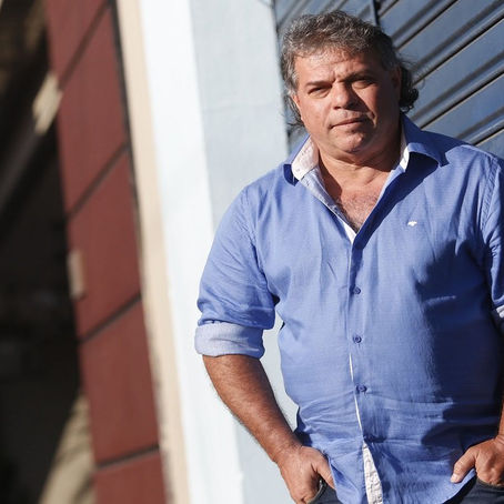 Morre o cantor brega Augusto César por complicações da Covid-19