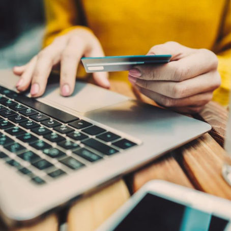 PolÃcia prende suspeitos de comprar roupas pela internet e assaltar proprietário na hora da entrega