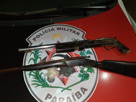 PM apreende armas que estariam sendo usadas por traficantes na cidade de Queimadas