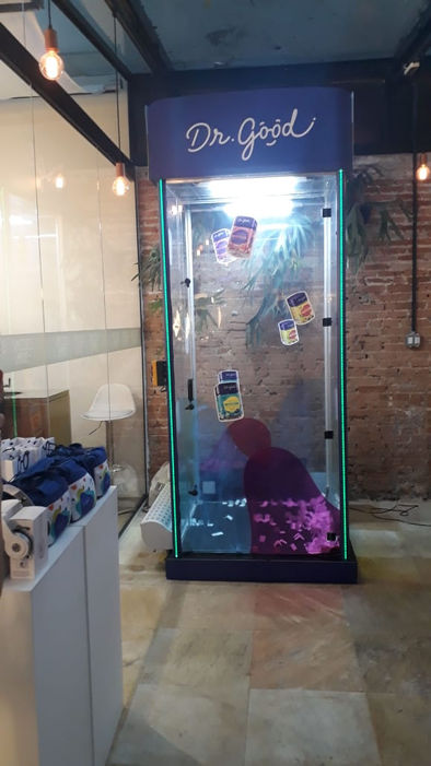 cabine de prêmios, cabine de brindes, cabine de vento, cabine de vento twister, furacão de prêmios, furacão de brindes, cabine de glitter, cabine de sorteio, máquina show de brindes, cabine tornado