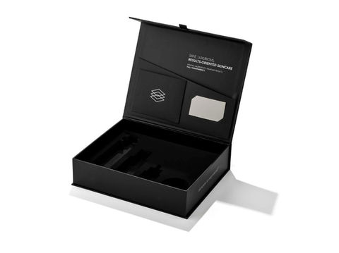 Custom influencer packaging with magnetic closure