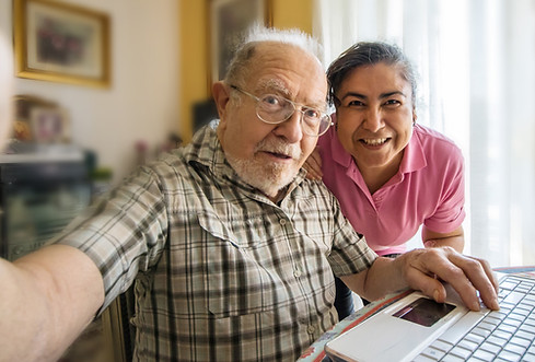 Selfie Senior mit Pflegerin