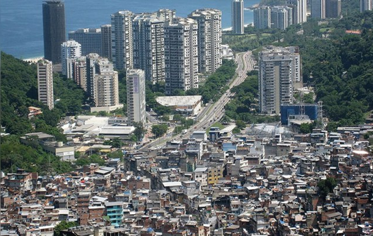 An example of the territorial contrast of Rio de Janeiro. On the right, Rocinha, the largest favela in Brazil, borders the upscale São Conrado neighbourhood. Source: https://www.conversaafiada.com.br/brasil/o-problema-da-rocinha-nao-e-o-trafico-e-a-desigualdade-social