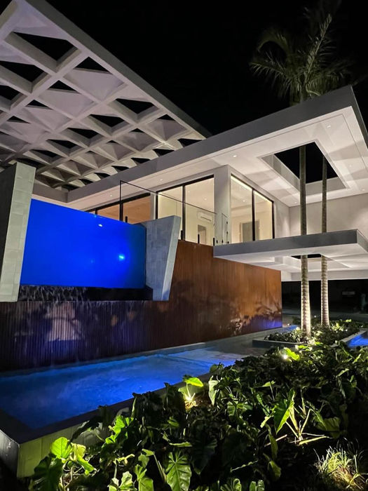 Frente de Casa Moderna a Noite