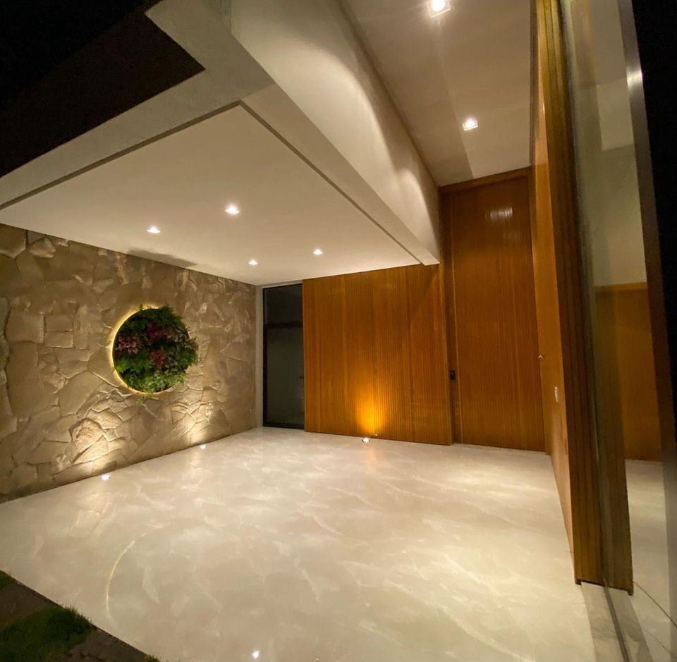 Interior de casa de luxo com iluminação planejada e acabamentos em mármore