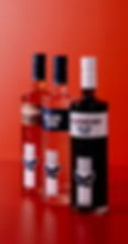 Matured Blue Gin, Blue Gin & Sloeberry Blue Gin in einer schrägen Reihe
