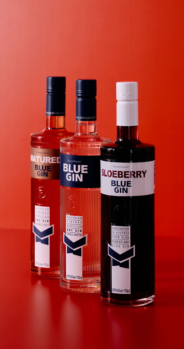 Matured Blue Gin, Blue Gin & Sloeberry Blue Gin in einer schrägen Reihe