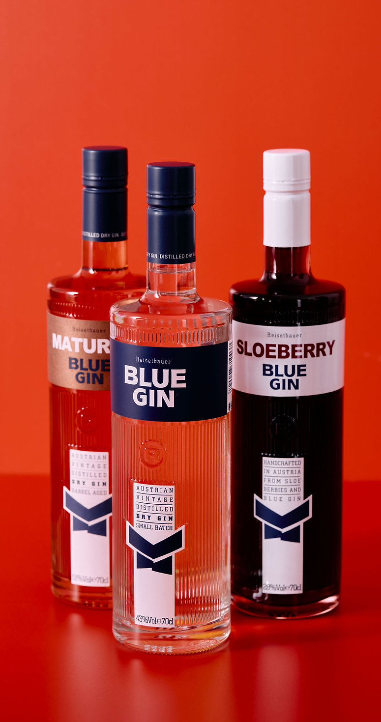 Matured Blue Gin & Sloeberry Blue Gin im Hintergrund, Blue Gin im Vordergrund