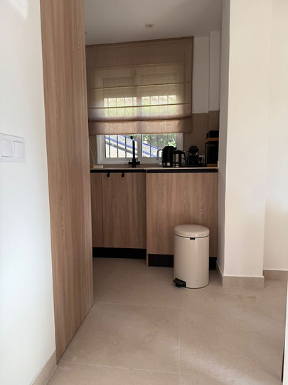 Open keuken, volledig uitgerust o.a. koel-vriescombinatie, inductiekookplaat, oven, magnetron, vaatwasser en keukenapparatuur