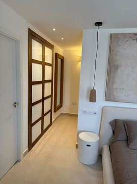 Masterbedroom: groot 2-persoonsbed, inbouwkast, bureau, airco