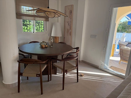 Gezellige ronde eettafel met 6 stoelen