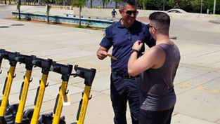 Escola Pública de Mobilidade da EPTC faz ação educativa com patinetes na Orla do Guaíba